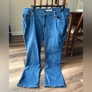 Levi’s Classic Bootcut in medium blue wash! Size 18W! Great condition!